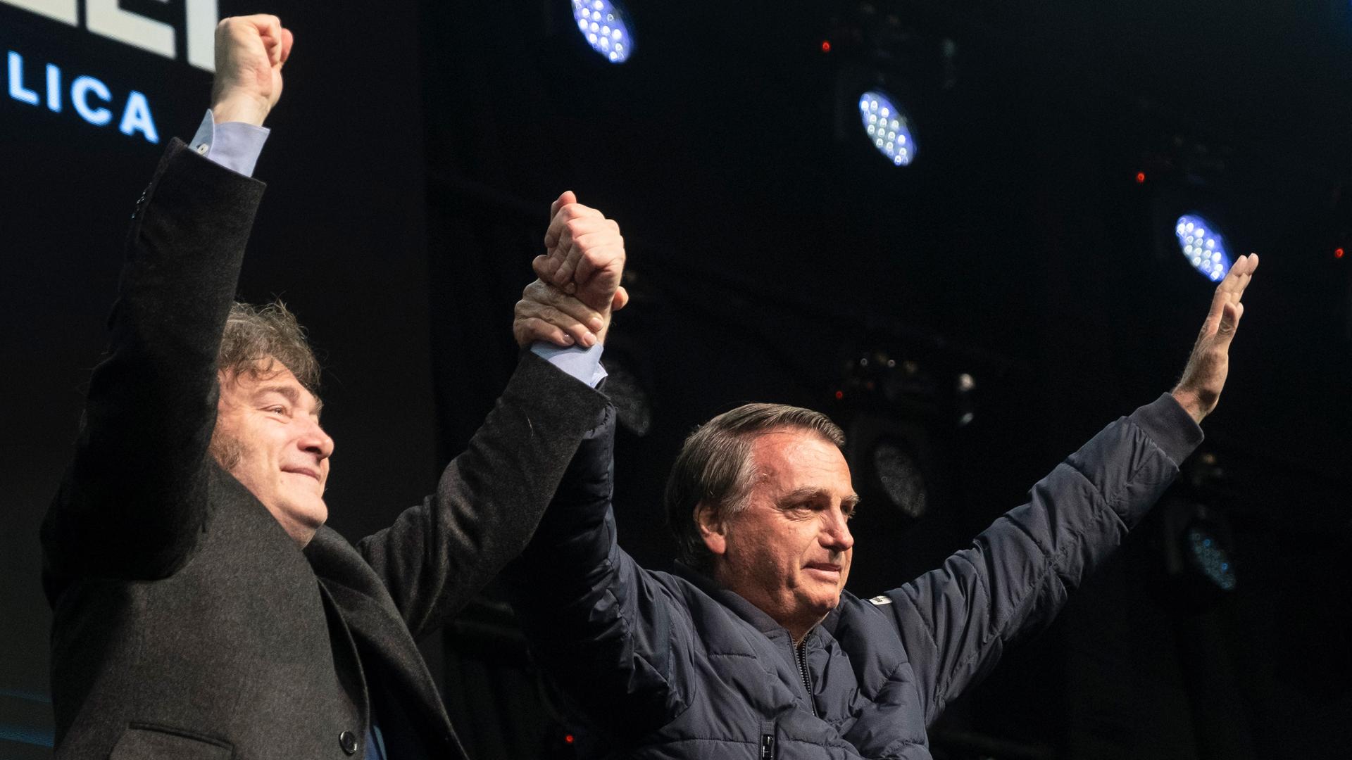 Der argentinische Präsident Javier Milei (l) jubelt mit dem brasilianischen Ex-Präsidenten Jair Bolsonaro während der CPAC Brasil 2024 (Conservative Political Action Conference).