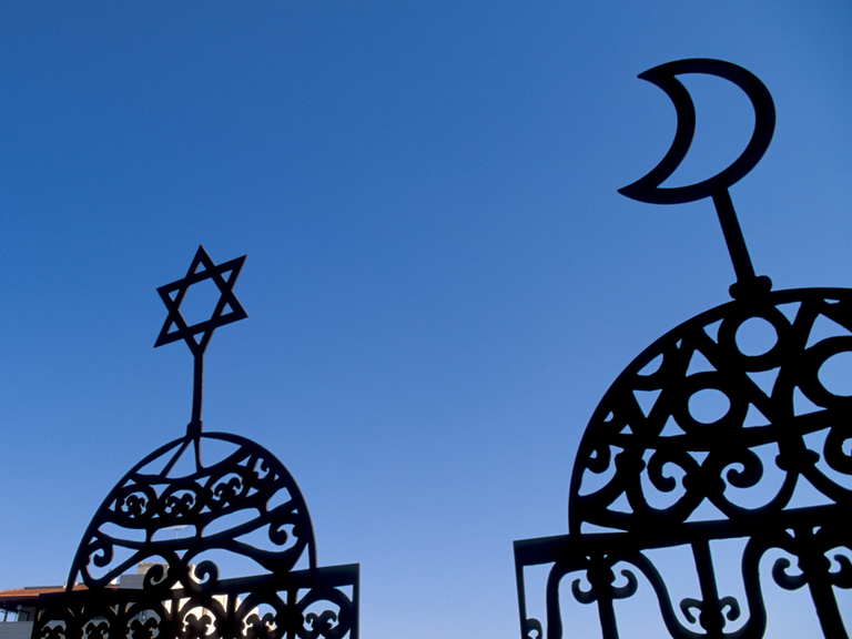 Symbole des Judentums und des Islam nebeneinander.