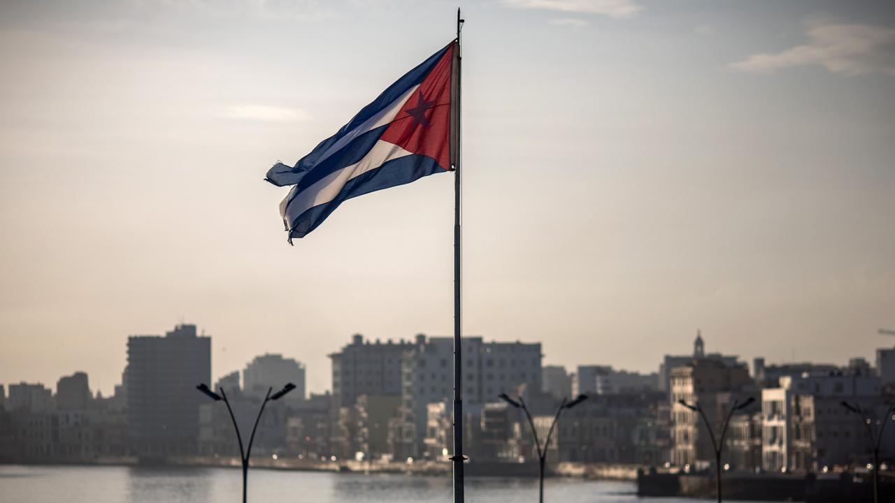 Die Flagge Kubas weht am 17.07.2015 in Havanna. Die Flagge Kubas weht am 17.07.2015 in Havanna.