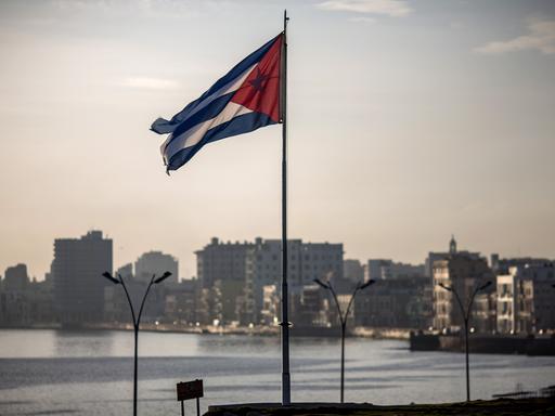 Die Flagge Kubas weht am 17.07.2015 in Havanna. 