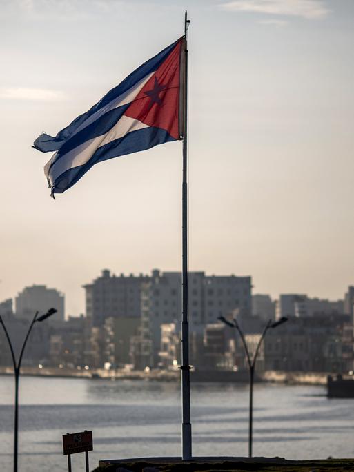Die Flagge Kubas weht am 17.07.2015 in Havanna. 