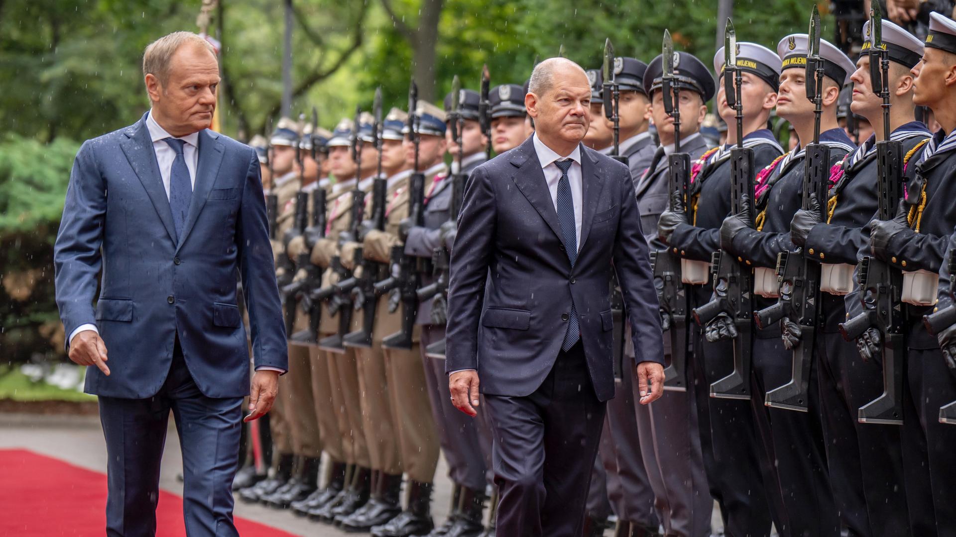 Bundeskanzler Olaf Scholz wird von Donald Tusk mit militärischen Ehren bei den deutsch-polnischen Regierungskonsultationen begrüsst. 