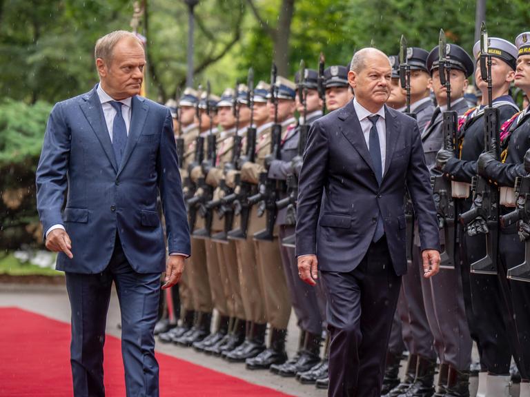 Bundeskanzler Olaf Scholz wird von Donald Tusk mit militärischen Ehren bei den deutsch-polnischen Regierungskonsultationen begrüsst. 