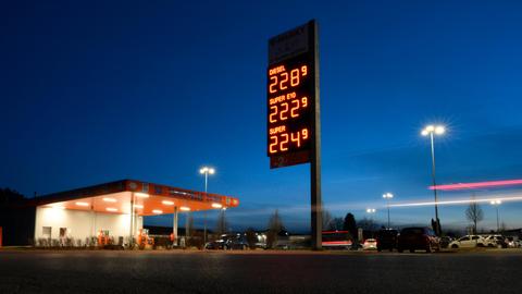 Bad Wörishofen in Bayern, Spritpreisanzeige an einer Freien V-Markt-Tankstelle in Bad Wörishofen Unterallgäu, der Diesel kostet 2,28 Euro. 