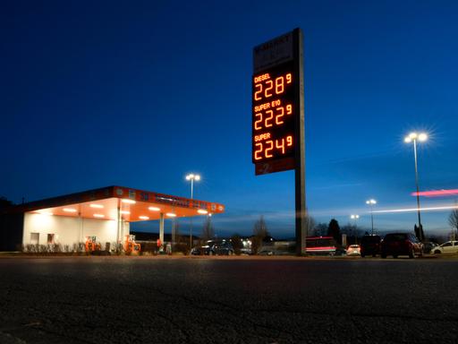 Bad Wörishofen in Bayern, Spritpreisanzeige an einer Freien V-Markt-Tankstelle in Bad Wörishofen Unterallgäu, der Diesel kostet 2,28 Euro. Bad Wörishofen in Bayern, Spritpreisanzeige an einer Freien V-Markt-Tankstelle in Bad Wörishofen Unterallgäu, der Diesel kostet 2,28 Euro.