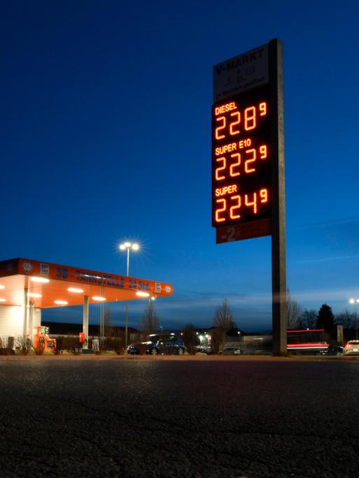 Bad Wörishofen in Bayern, Spritpreisanzeige an einer Freien V-Markt-Tankstelle in Bad Wörishofen Unterallgäu, der Diesel kostet 2,28 Euro. 