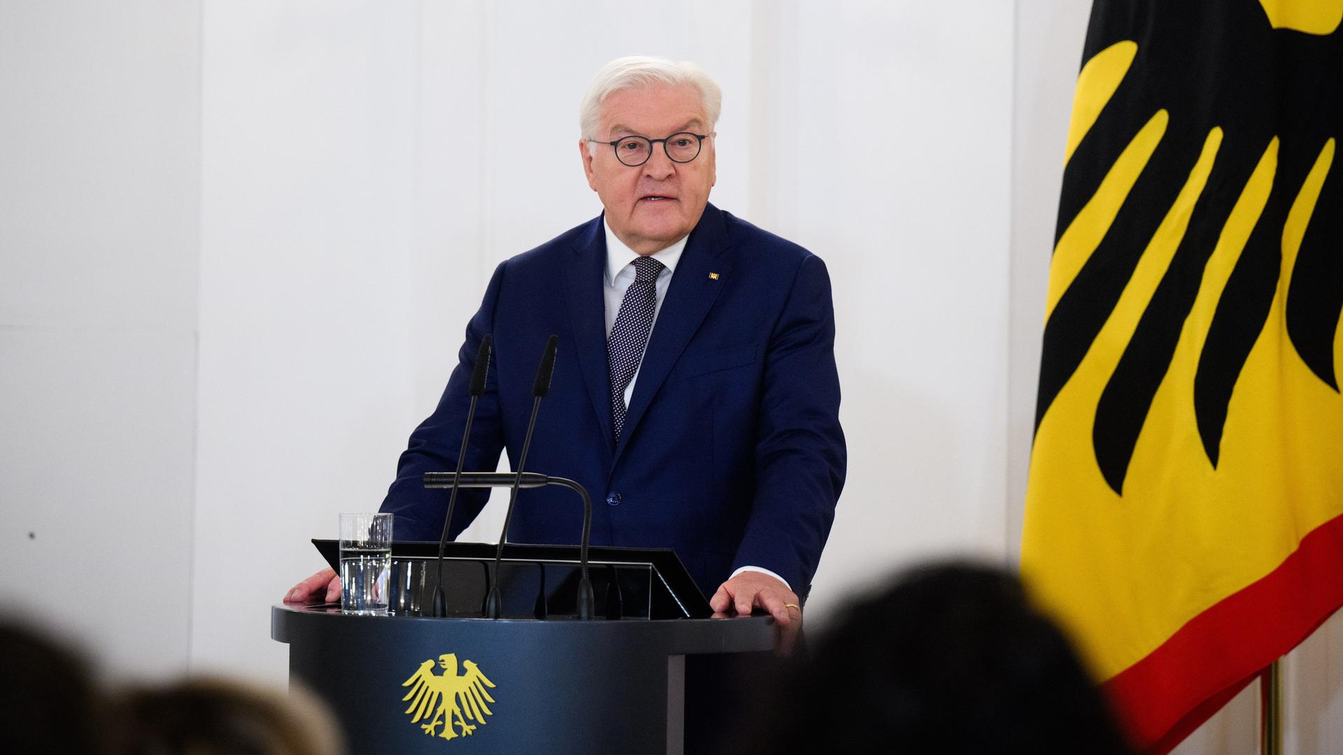 Bundespräsident Frank-Walter Steinmeier spricht zu Beginn der Verleihung von Verdienstorden der Bundesrepublik Deutschland im Schloss Bellevue. 