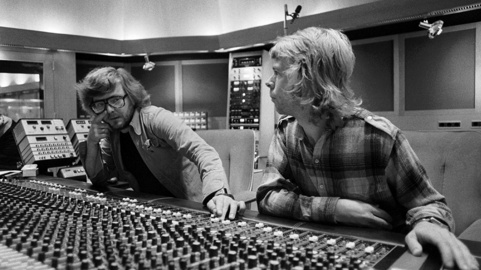 Toningenieur und Mitgestalter des legendären ABBA-Sounds, Michael B. Tretow, links, am Pult eines Aufnahmestudios zusammen mit ABBA-Mitglied Björn Ulvaeus, rechts, im Jahr 1978 Toningenieur und Mitgestalter des legendären ABBA-Sounds, Michael B. Tretow, links, am Pult eines Aufnahmestudios zusammen mit ABBA-Mitglied Björn Ulvaeus, rechts, im Jahr 1978