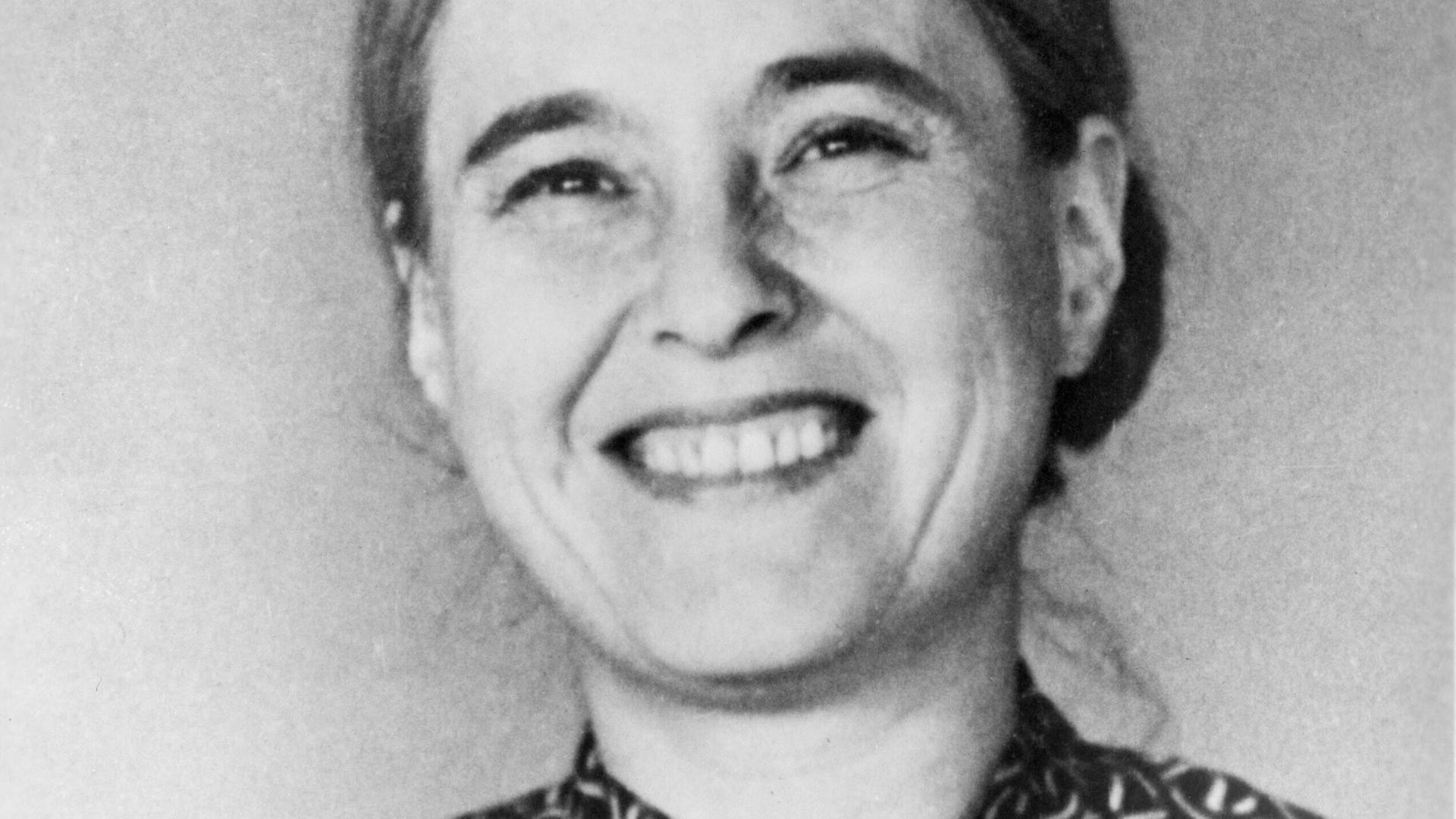 Die junge Anna Seghers vor hellem Hintergrund. Die junge Anna Seghers vor hellem Hintergrund.