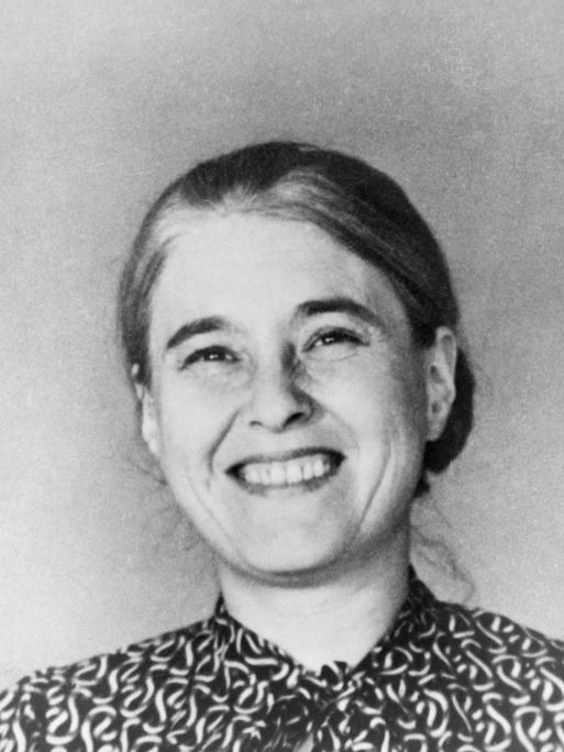 Die junge Anna Seghers vor hellem Hintergrund. 