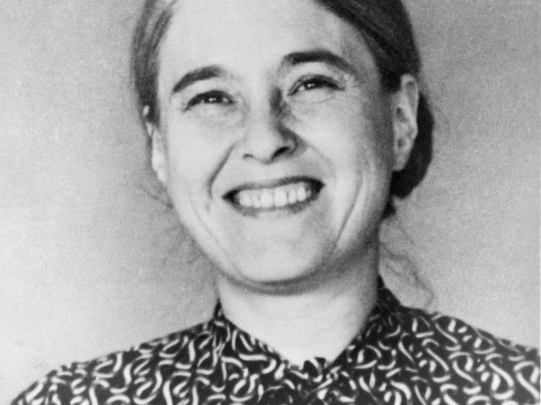 Die junge Anna Seghers vor hellem Hintergrund. 