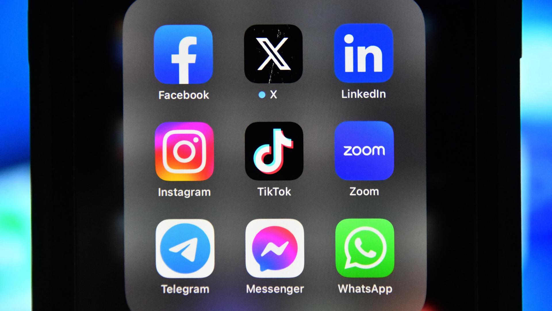 Ein Handybildschirm mit verschiedenen Social-Media-Icons, wie TikTok, Instagram oder Facebook