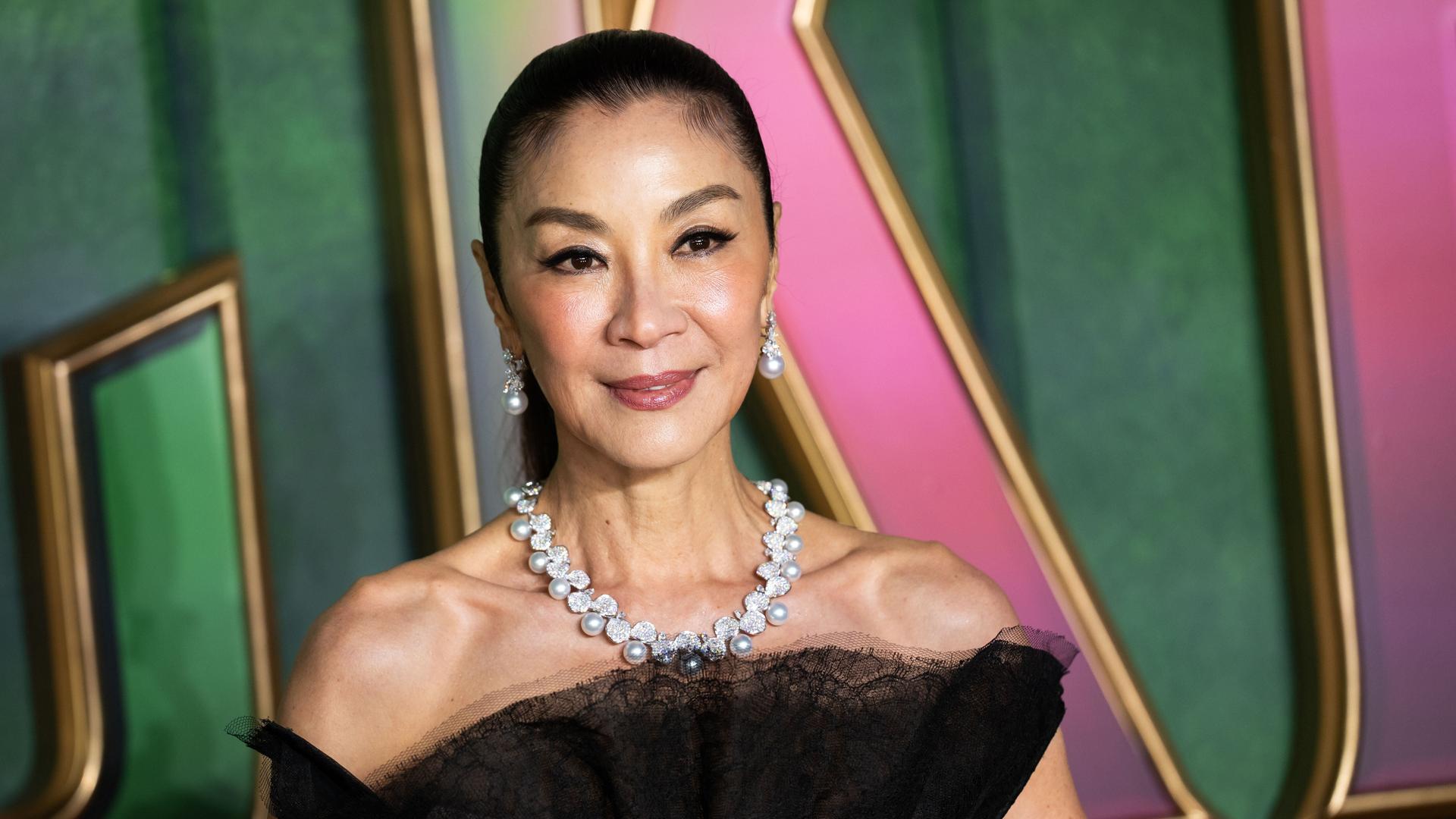 Michelle Yeoh lächelt in die Kamera. Michelle Yeoh lächelt in die Kamera.
