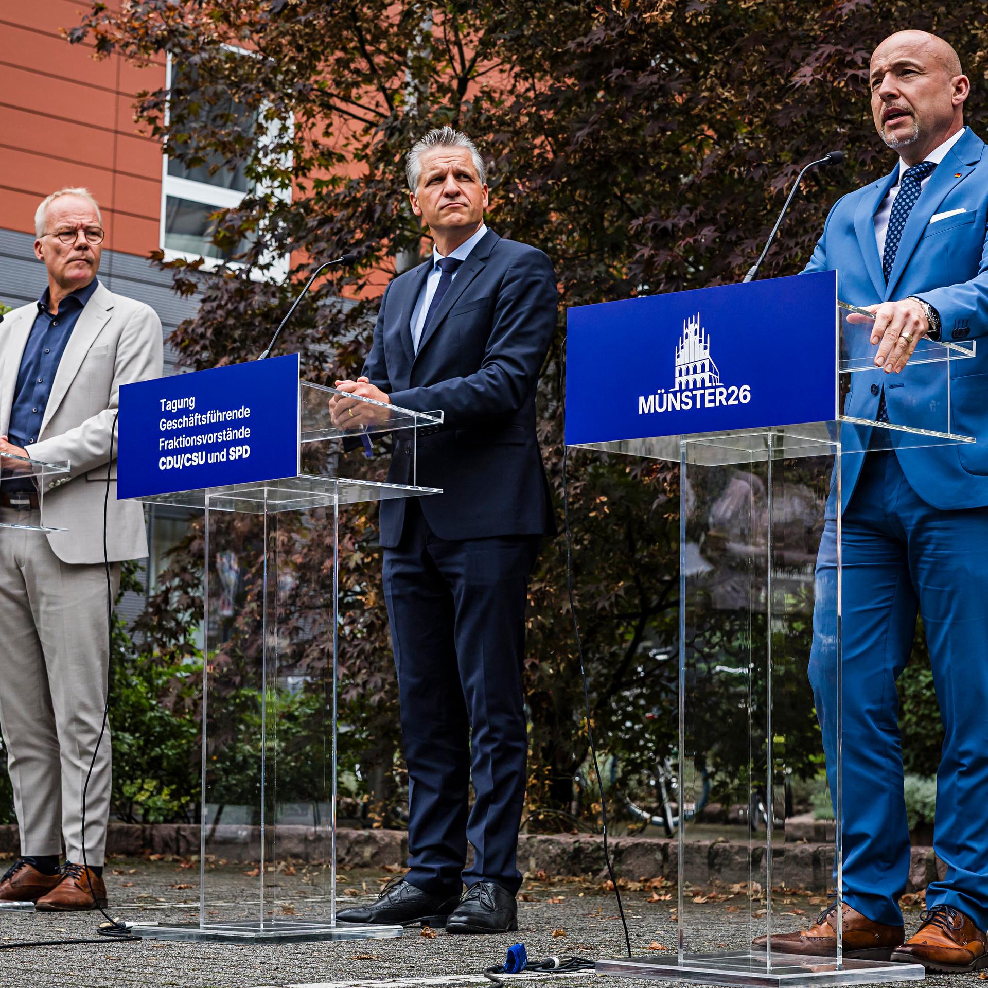 Matthias Miersch (v.l.n.r.),Vorsitzender SPD-Bundestagsfraktion, Thorsten Frei ,Vorsitzender CDU/CSU-Bundestagsfraktion, und Alexander Hoffmann ,Vorsitzender der CSU im Bundestag, geben ein Statement am Ende der Klausurtagung.