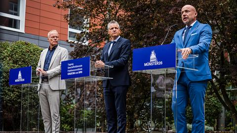 Matthias Miersch (v.l.n.r.),Vorsitzender SPD-Bundestagsfraktion, Thorsten Frei ,Vorsitzender CDU/CSU-Bundestagsfraktion, und Alexander Hoffmann ,Vorsitzender der CSU im Bundestag, geben ein Statement am Ende der Klausurtagung.
