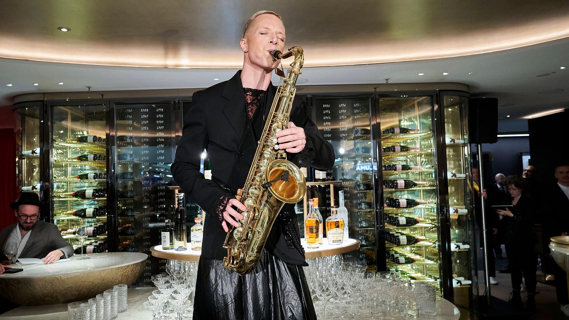 Der Jazz-Saxophonist und Komponist Bendik Giske bei einem Auftritt in einer Berliner Bar. 