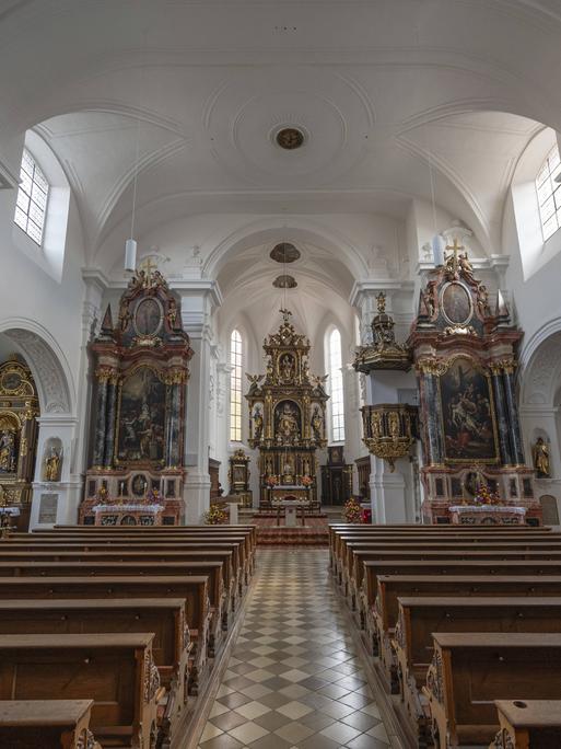 Wir sehen den imposanten Innenraum einer Kirche. 