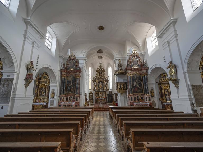 Wir sehen den imposanten Innenraum einer Kirche. 