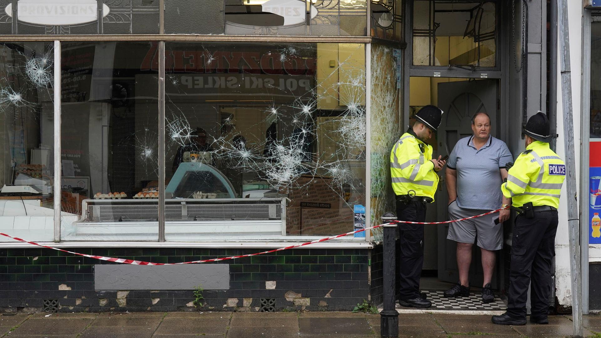 Hartlepool: Polizeibeamte stehen vor einer beschädigten Metzgerei in der Murray Street. Hartlepool: Polizeibeamte stehen vor einer beschädigten Metzgerei in der Murray Street.