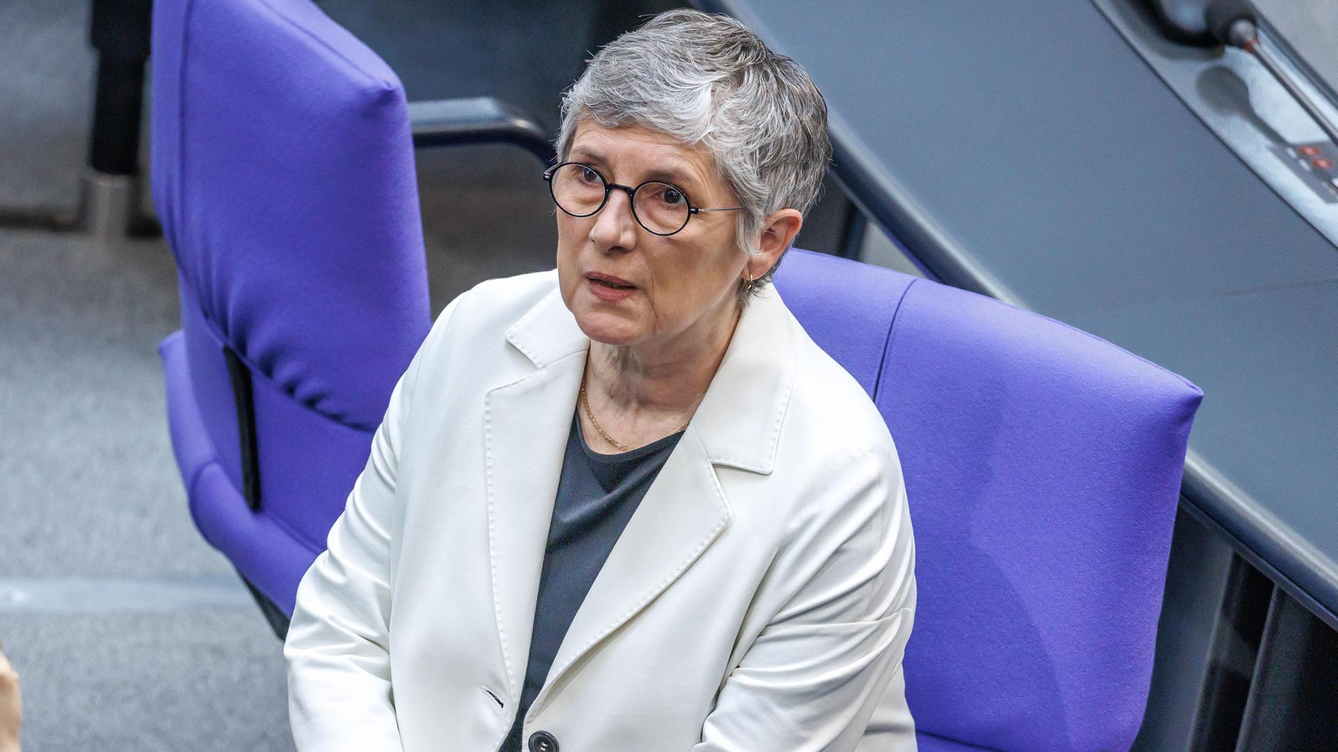 Britta Haßelmann von (Bündnis 90/Die Grünen) sitzt im Deutschen Bundestag. Britta Haßelmann von (Bündnis 90/Die Grünen) sitzt im Deutschen Bundestag.