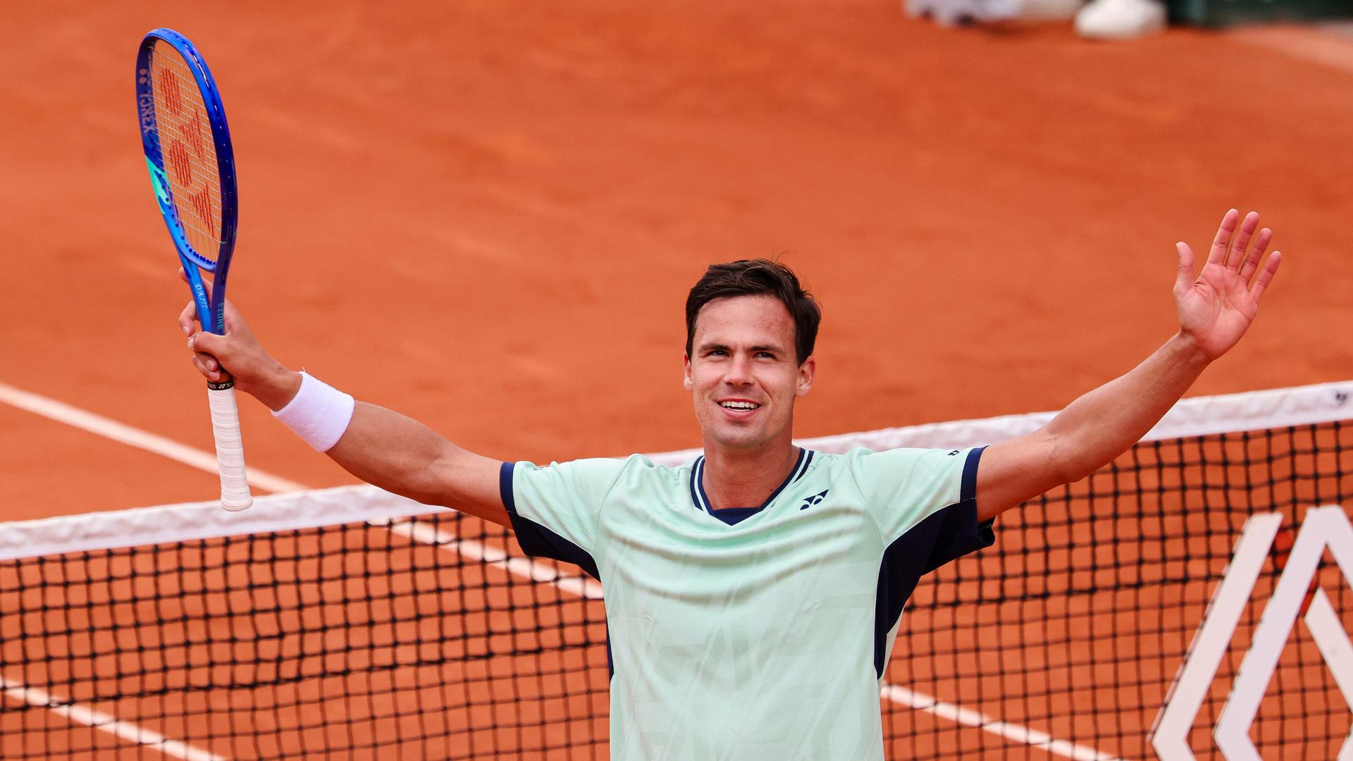 Daniel Altmaier jubelt nach dem Matchgewinn gegen Taylor Fritz bei den French Open. Daniel Altmaier jubelt nach dem Matchgewinn gegen Taylor Fritz bei den French Open.