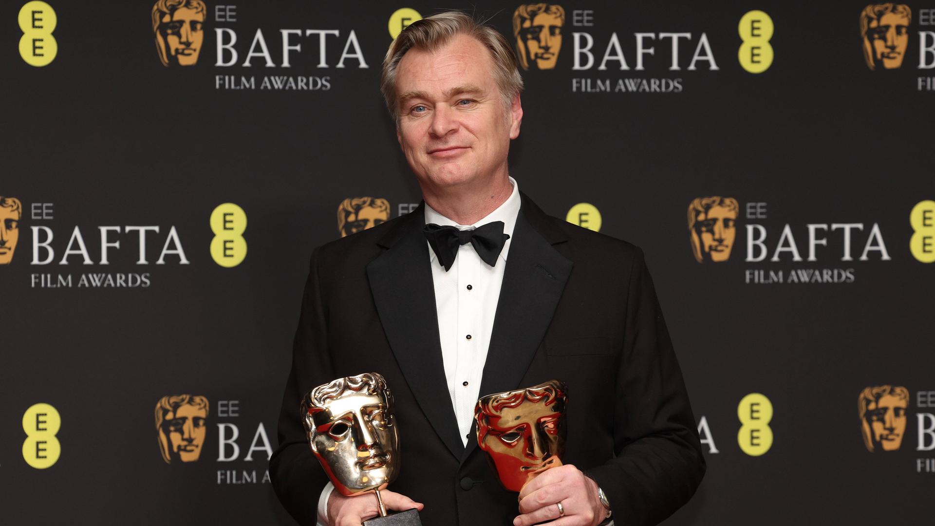 Christopher Nolan bei der Bafta Film Awards in London mit den Trophäen in der Hand