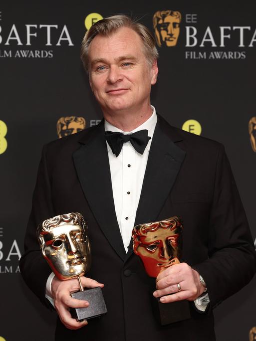 Christopher Nolan bei der Bafta Film Awards in London mit den Trophäen in der Hand