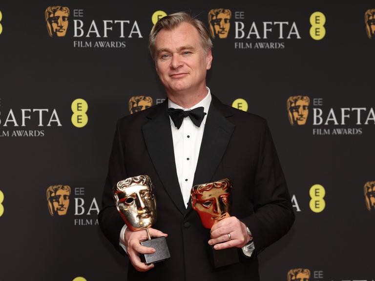 Christopher Nolan bei der Bafta Film Awards in London mit den Trophäen in der Hand