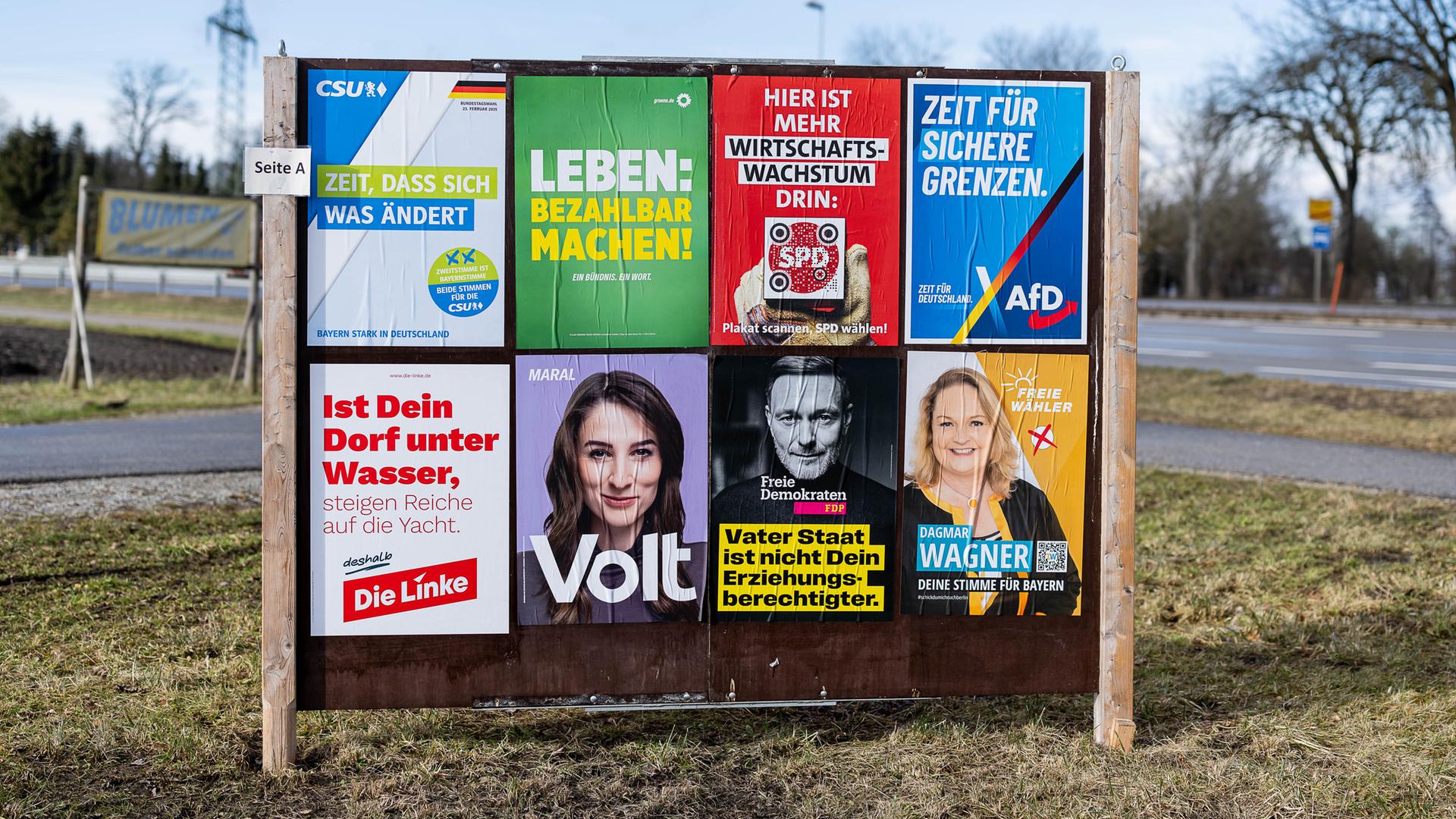 Plakatwand mit mehreren Plakaten: CSU, Die Grünen, SPD, AFD, Die Linke, Volt, FDP / Freie Demokraten, Freie Wähler