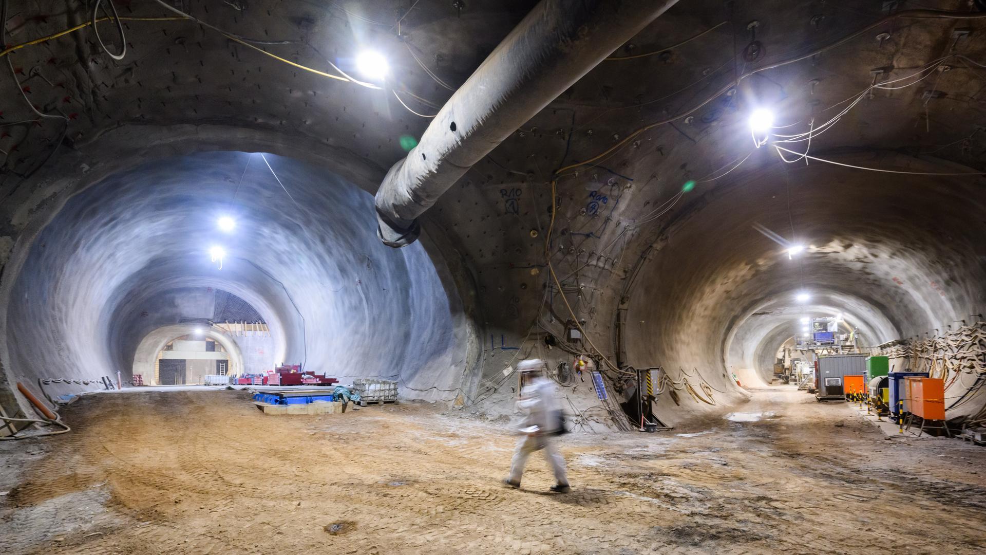 Blick in das ehemalige Eisenerzbergwerk Schacht Konrad mit zwei Tunneln. 