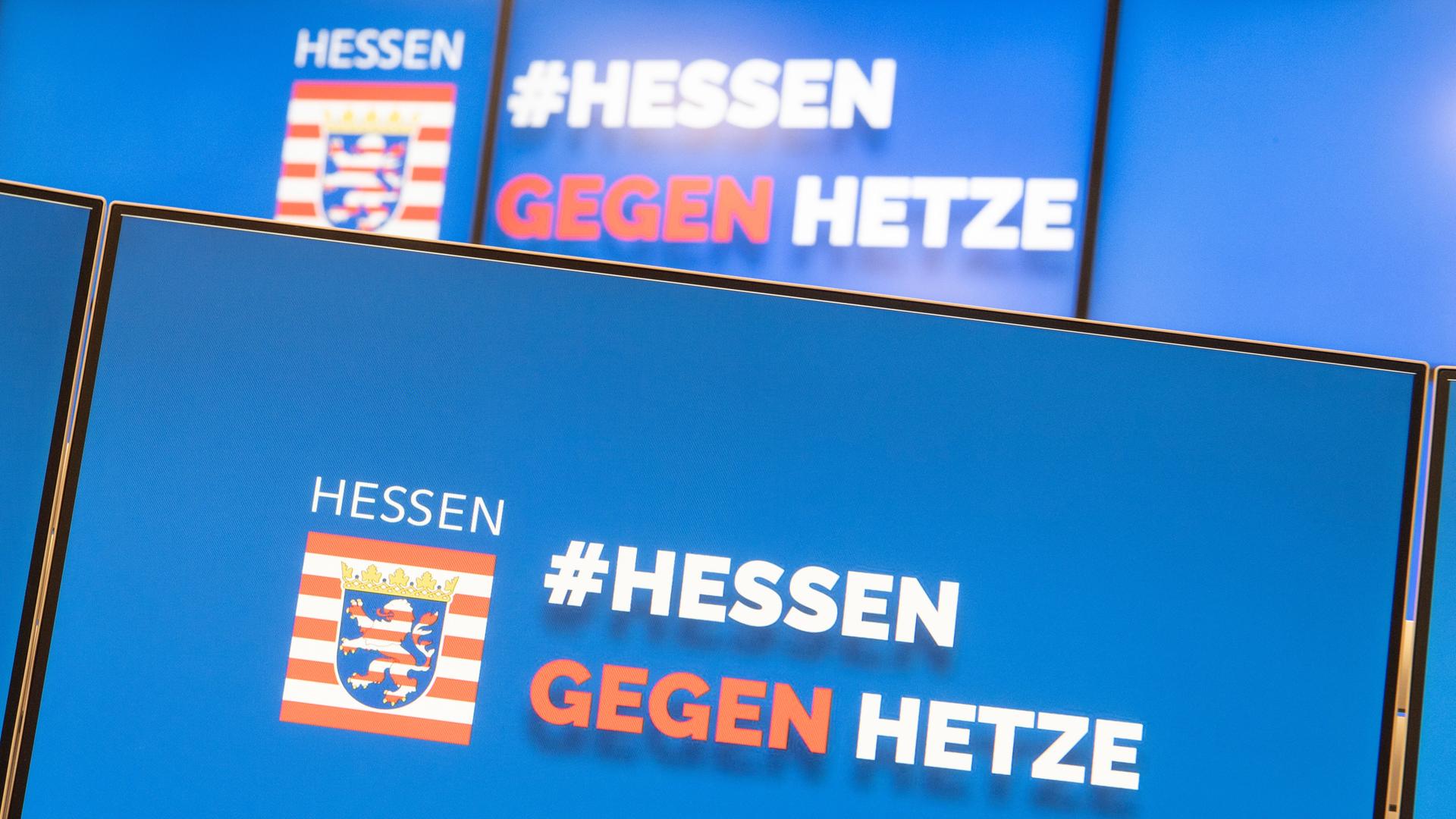 Monitore mit der Aufschrift "Hessen gegen Hetze" stehen bei der offiziellen Inbetriebnahme der zentralen Meldestelle "Hessen 3C" nebeneinander. Monitore mit der Aufschrift "Hessen gegen Hetze" stehen bei der offiziellen Inbetriebnahme der zentralen Meldestelle "Hessen 3C" nebeneinander.