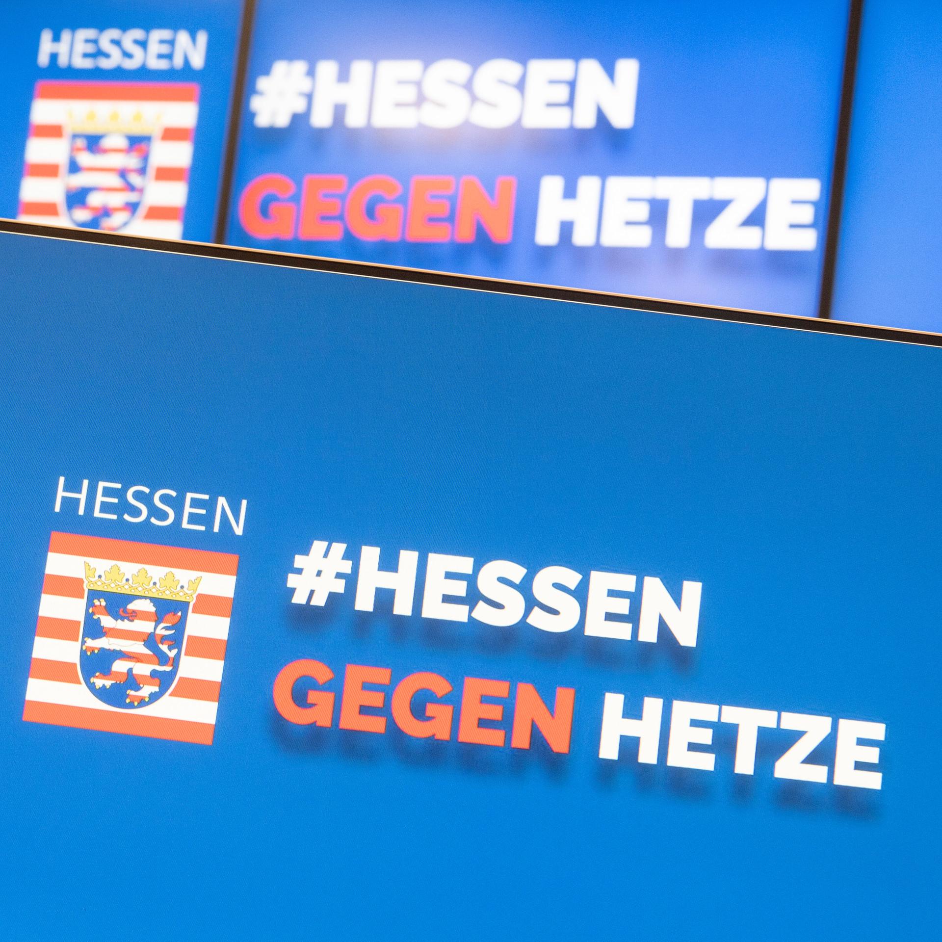 Monitore mit der Aufschrift "Hessen gegen Hetze" stehen bei der offiziellen Inbetriebnahme der zentralen Meldestelle "Hessen 3C" nebeneinander. 