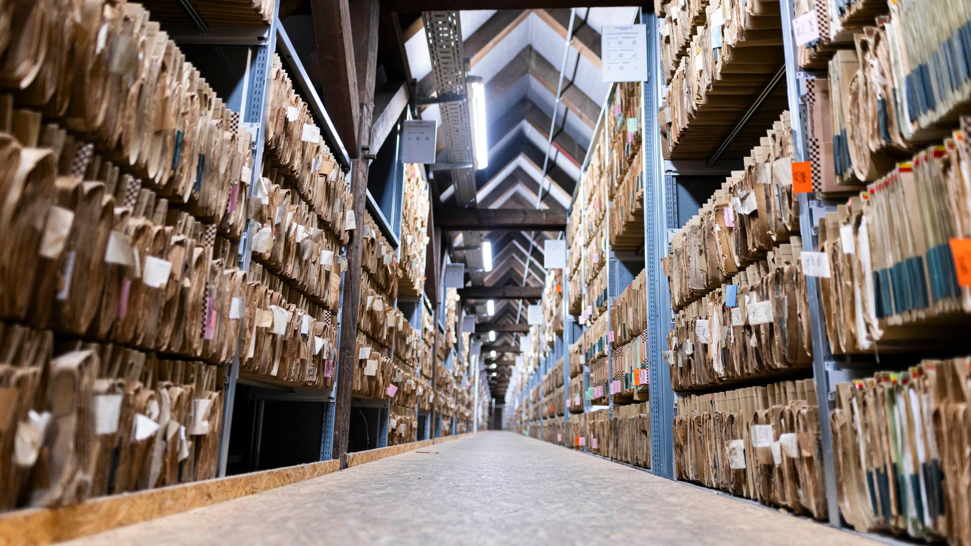 Grundbuchakten lagern in einem Archivraum im Amtsgericht Hannover.