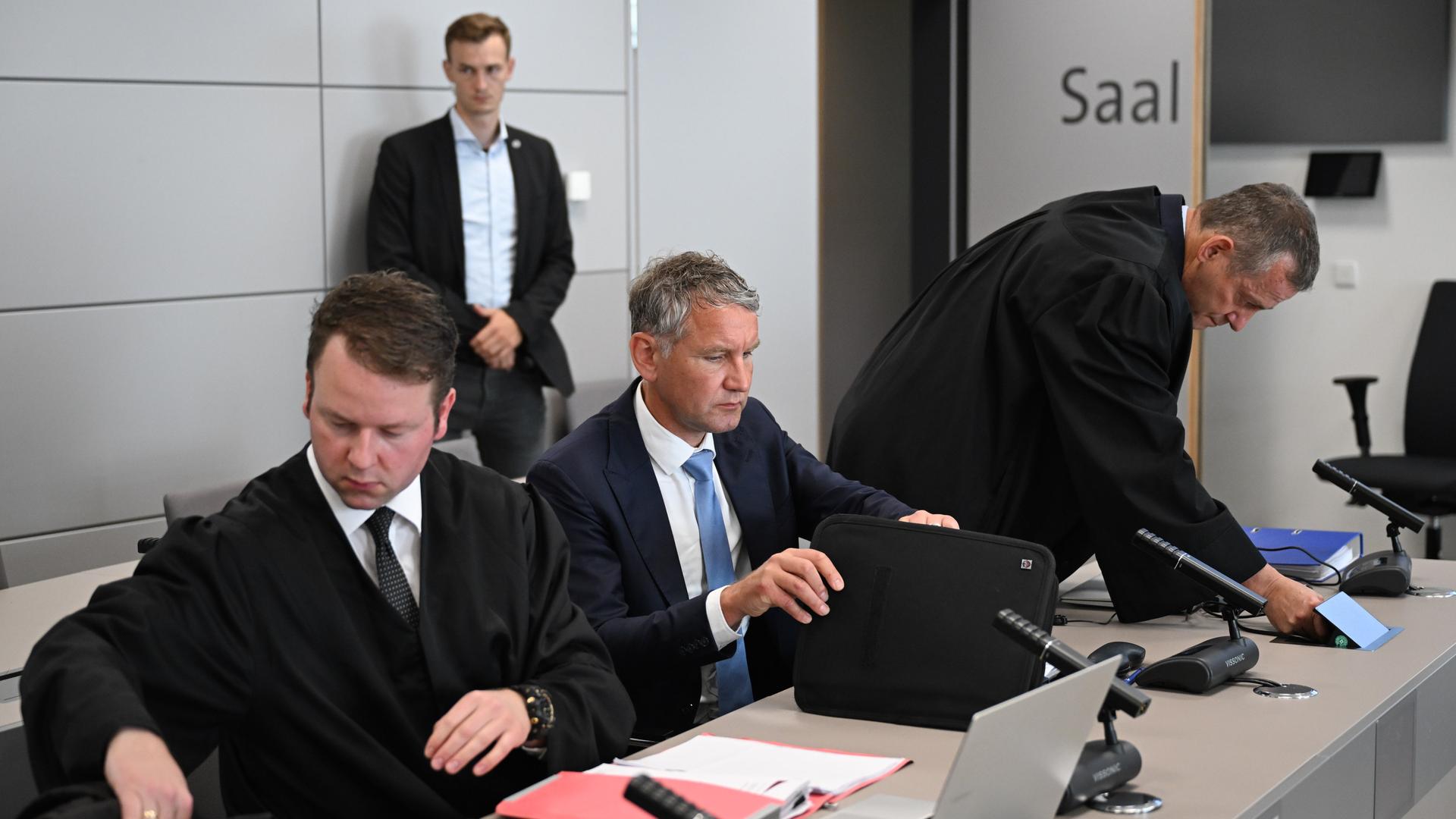 Sachsen-Anhalt, Halle (Saale): Björn Höcke (M), Vorsitzender der Thüringer AfD, sitzt im Landgericht Halle zwischen seinen Anwälten Florian Gempe (l) und Ralf Hornemann. 
