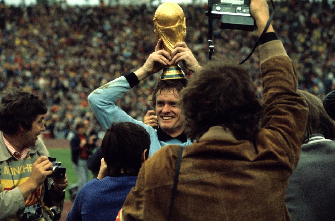 Sepp Maier mit dem WM-Pokal 1974