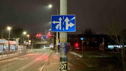 Ein Kreuzungs-Verkehrsschild auf der Ulitsa Grabiszynska in Wrocław bei Nacht.
