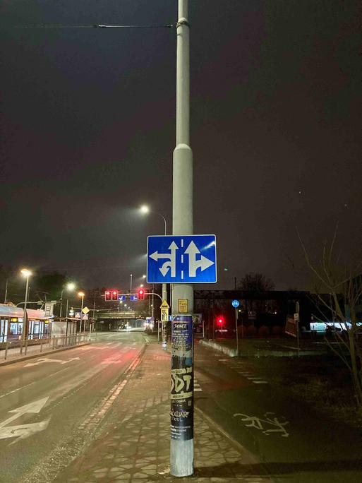 Ein Kreuzungs-Verkehrsschild auf der Ulitsa Grabiszynska in Wrocław bei Nacht.