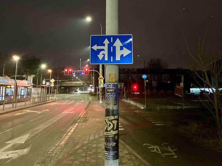 Ein Kreuzungs-Verkehrsschild auf der Ulitsa Grabiszynska in Wrocław bei Nacht. Ein Kreuzungs-Verkehrsschild auf der Ulitsa Grabiszynska in Wrocław bei Nacht.