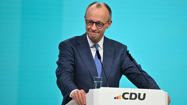Bundes-Kanzler Friedrich Merz ist beim Partei-tag in Stuttgart.