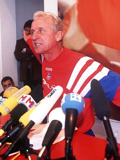 Der Fußballtrainer Giovanni Trapattoni gestikuliert bei seiner legendären Wutrede aufgeregt vor vielen Mikrofonen. Der Fußballtrainer Giovanni Trapattoni gestikuliert bei seiner legendären Wutrede aufgeregt vor vielen Mikrofonen.