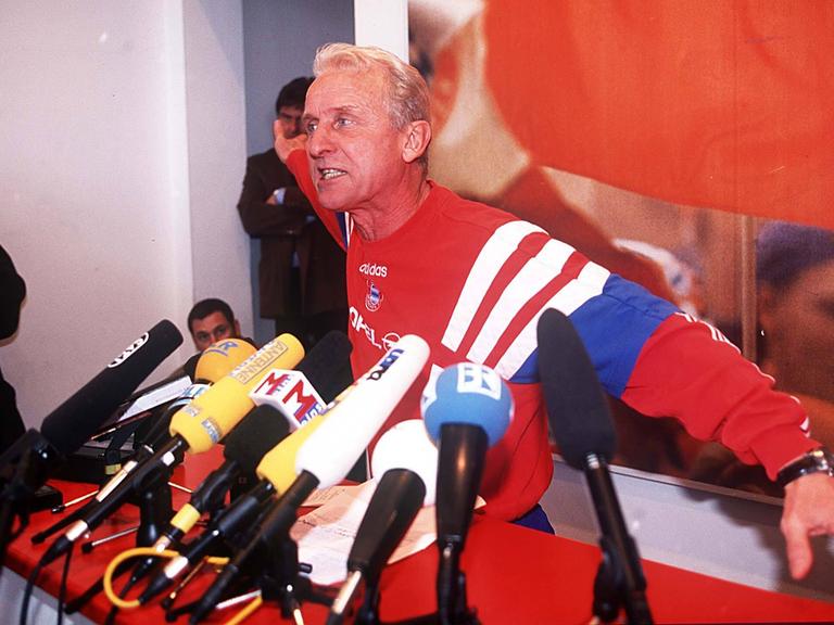 Der Fußballtrainer Giovanni Trapattoni gestikuliert bei seiner legendären Wutrede aufgeregt vor vielen Mikrofonen. Der Fußballtrainer Giovanni Trapattoni gestikuliert bei seiner legendären Wutrede aufgeregt vor vielen Mikrofonen.