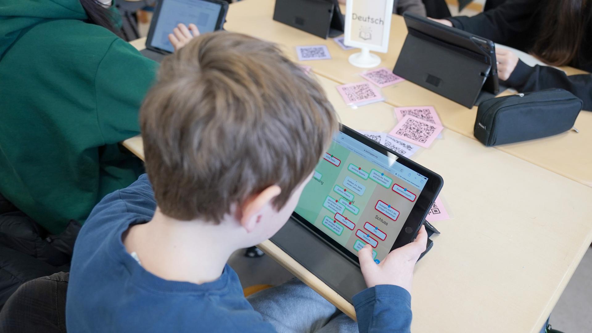 Ein Schüler der Lessing-Stadtteilschule in Harburg-Wilstorf arbeitet im Unterricht mit einem Tablet.