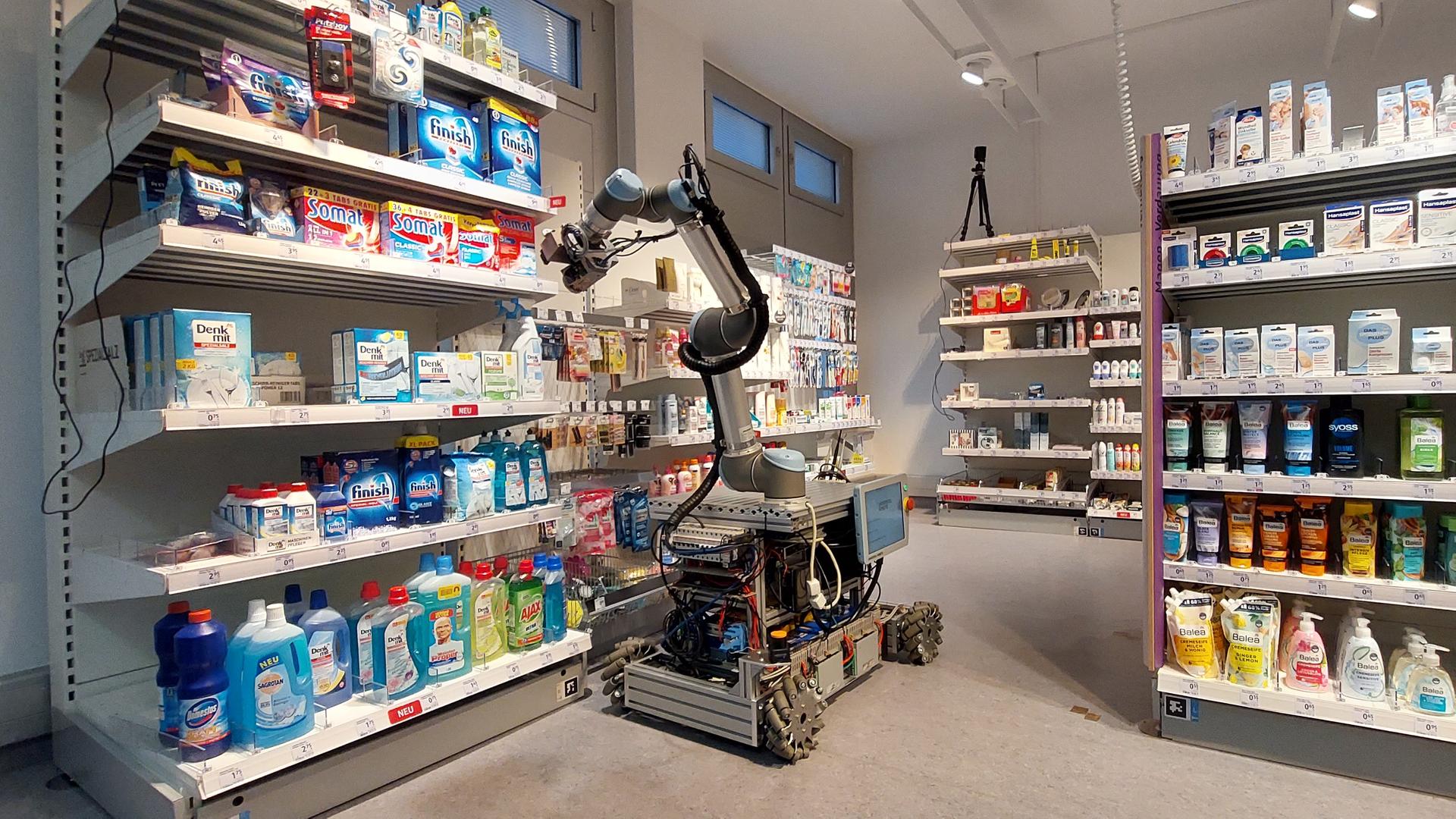 Roboter in einer Einkaufs-Labor-Umgebung greift in ein Regal. Roboter in einer Einkaufs-Labor-Umgebung greift in ein Regal.