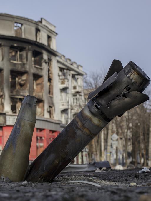 Zerstörungen nach russischem Beschuss im ukrainischen Bachmut am 24. Februar 2023. 