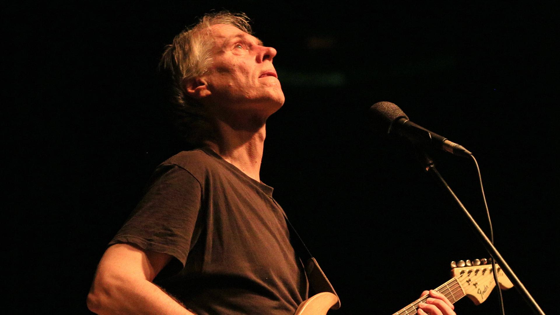 Der US-Sänger und Gitarrist Tom Verlaine steht bei einem Konzert im Jahr 2016 vor dem Mikrofon und spielt Gitarre.