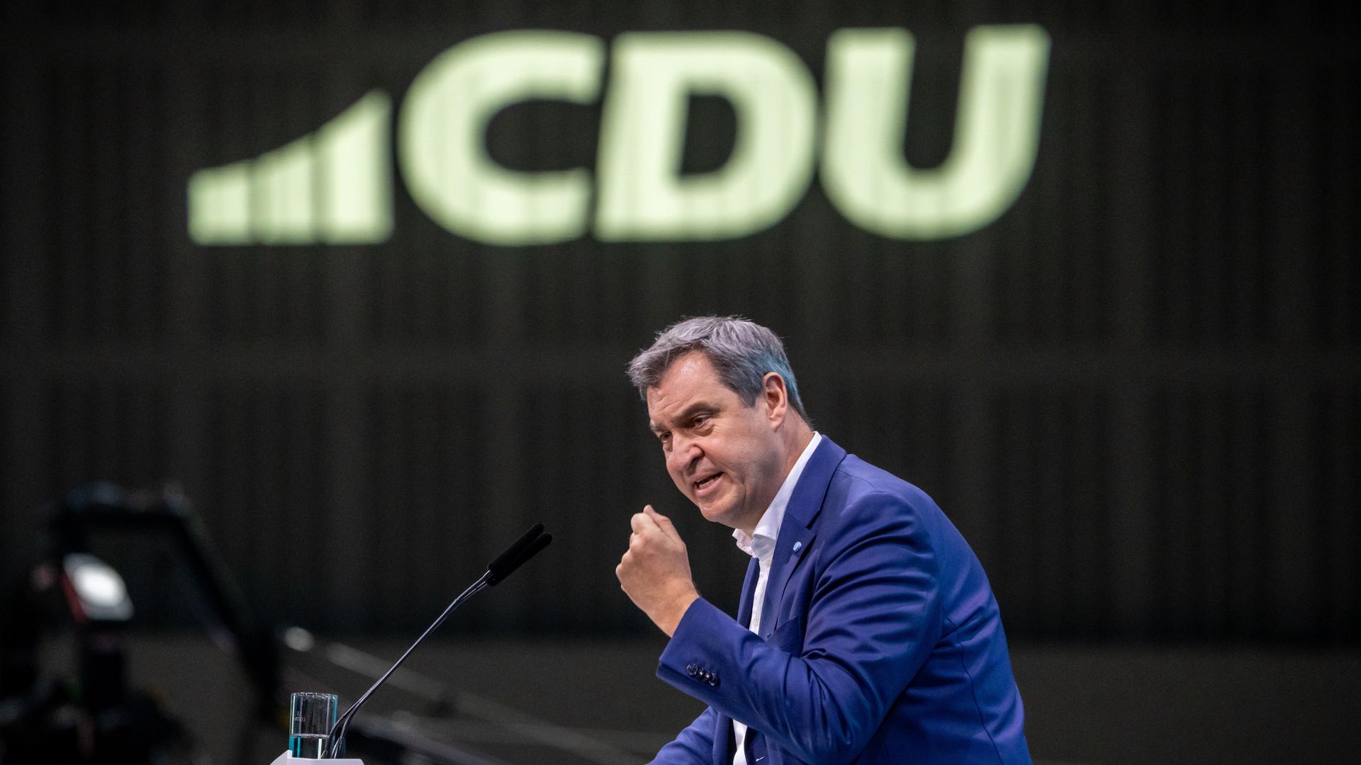 Der CSU-Vorsitzende und bayerische Ministerpräsident Markus Söder steht am Rednerpult. im Hintergrund ein Schriftzug der Schwesterpartei CDU.