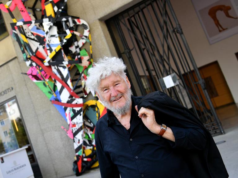 Regisseur Achim Freyer vor der von ihm angefertigten Skulptur "Ödipuskomplex" vor dem Festspielhaus der Salzburger Festspiele. 