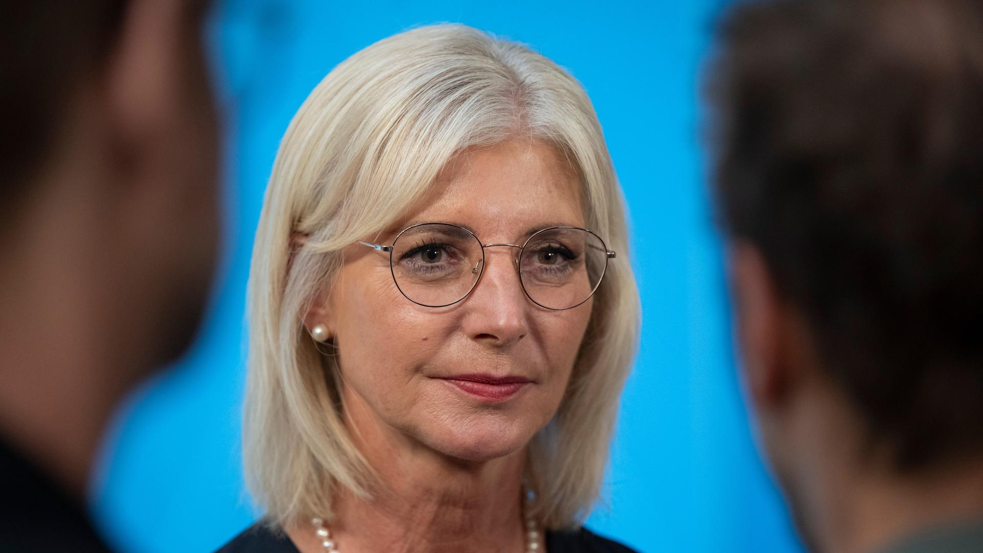 Ulrike Scharf, (CSU) Staatsministerin für Familie, Arbeit und Soziales, gibt nach einer Pressekonferenz den Journalisten ein Interview.