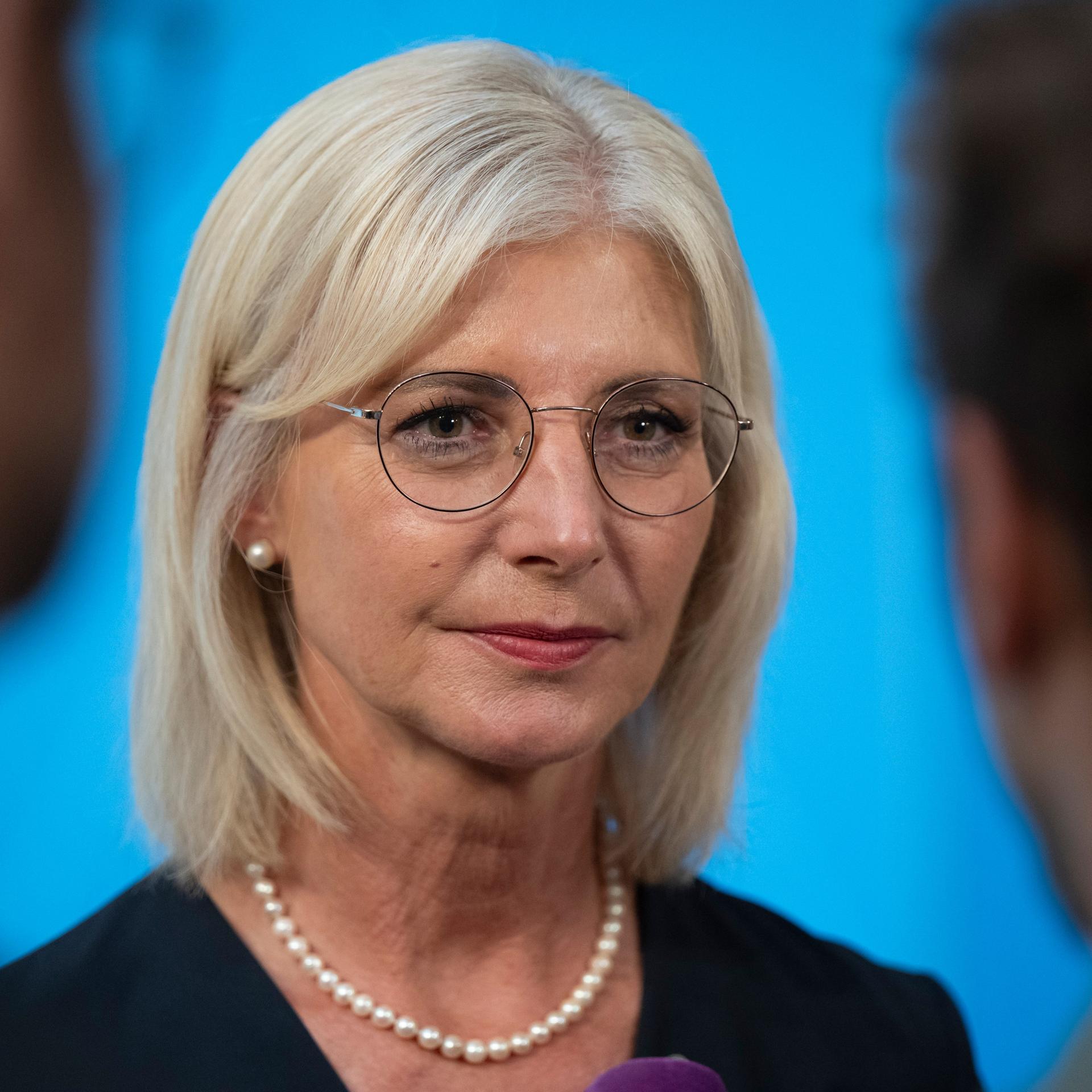 Ulrike Scharf, (CSU) Staatsministerin für Familie, Arbeit und Soziales, gibt nach einer Pressekonferenz den Journalisten ein Interview.