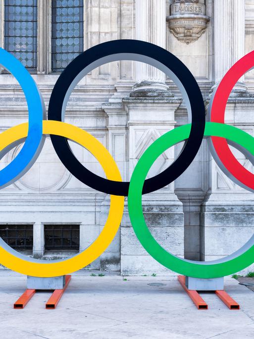 Frankreich: Olympische Ringe vor dem Rathaus von Paris.